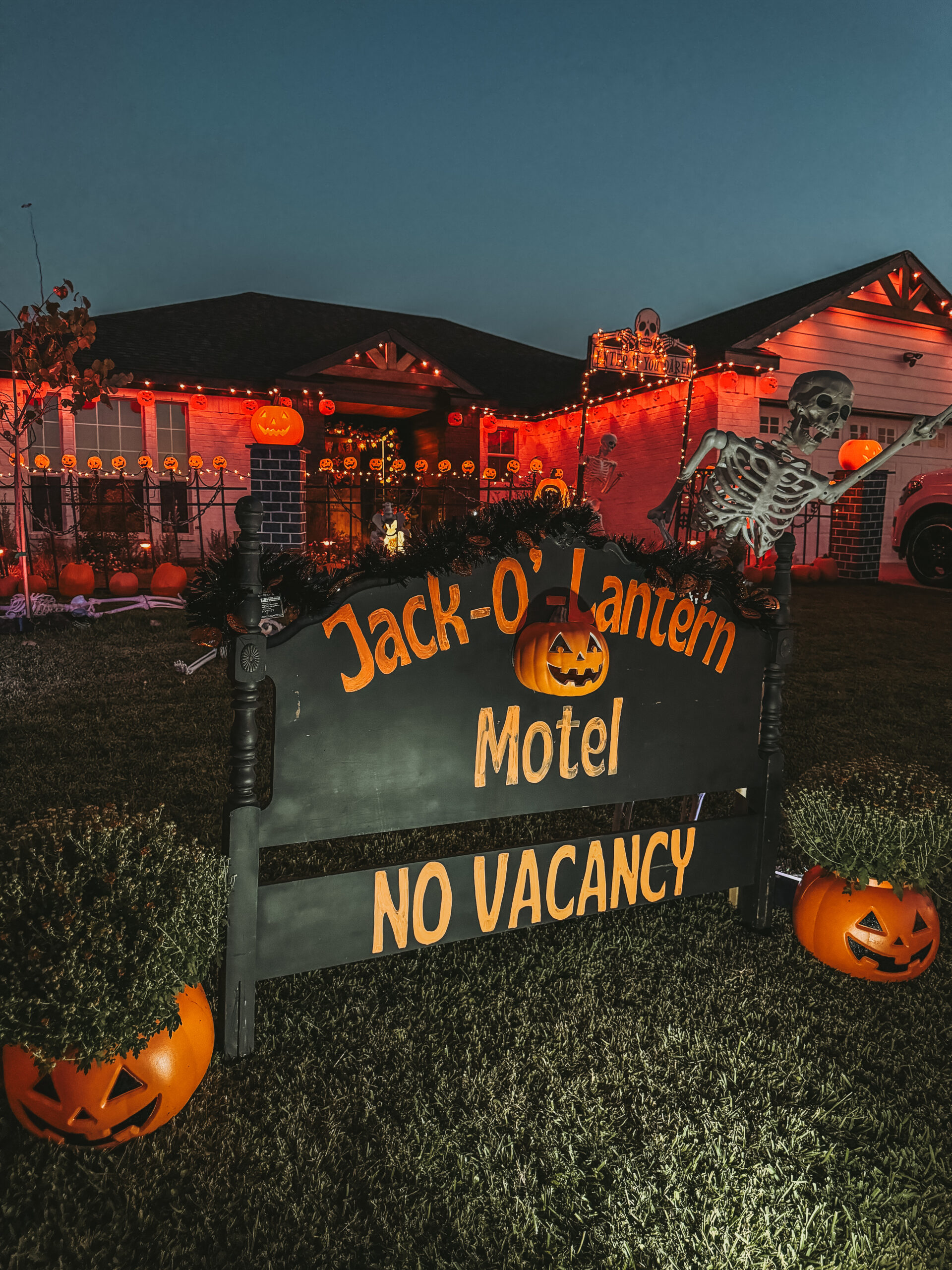 How to Create a Retro-Inspired Halloween Front Yard: DIY Decor Tips