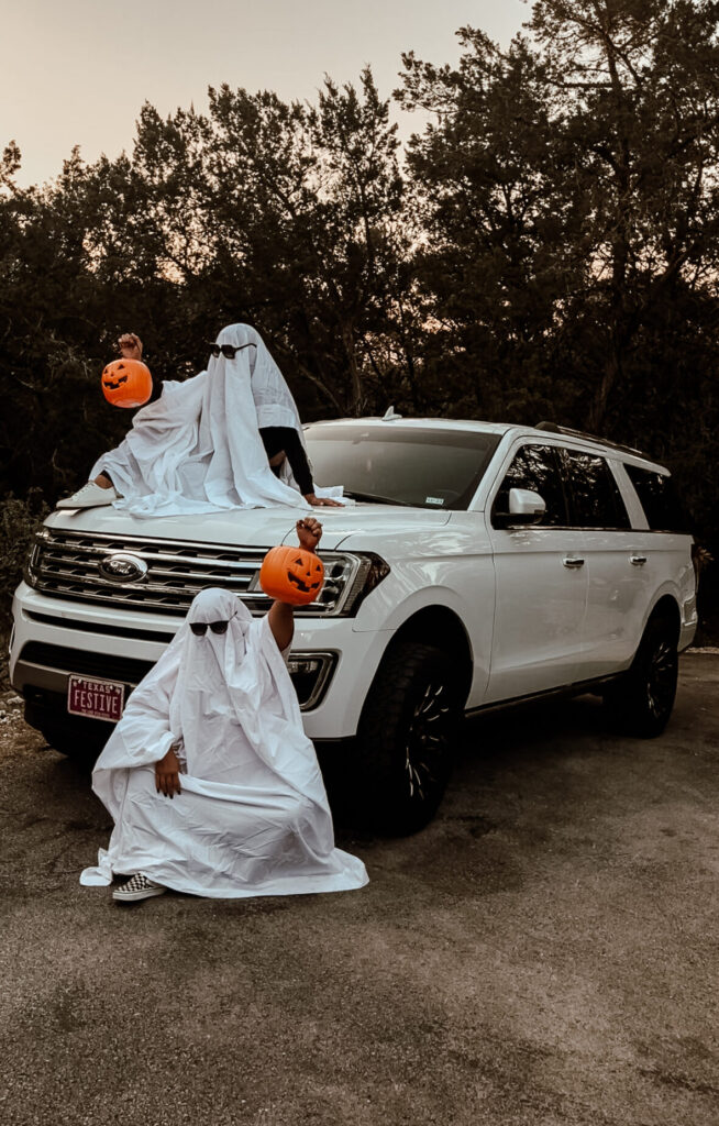 HALLOWEEN BESTIE GHOST PHOTO SHOOT