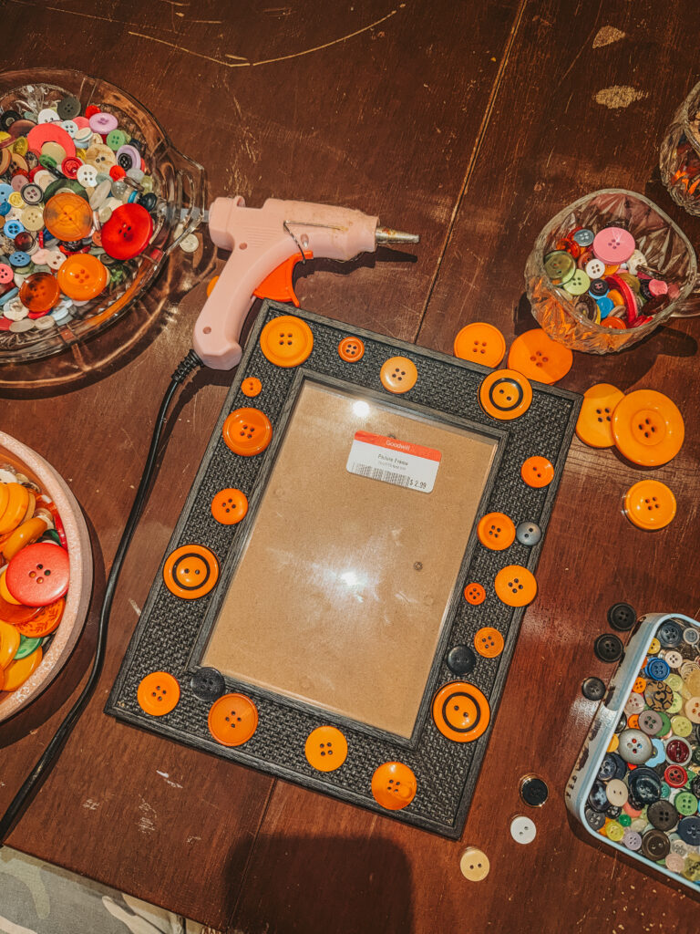 diy button frame thrifting Thursday