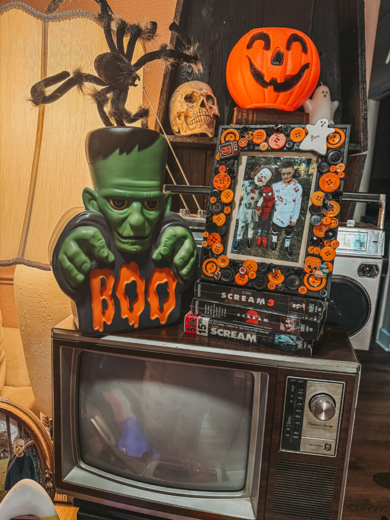 diy button frame thrifting Thursday